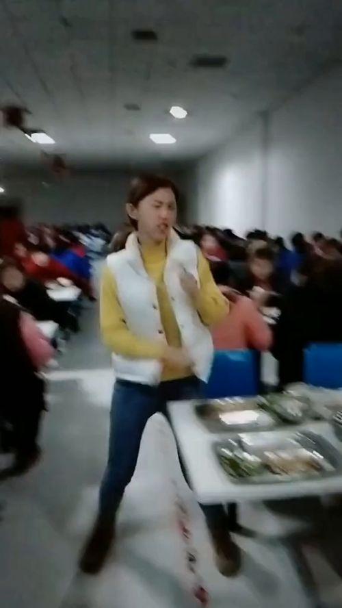 学生台上跳舞吃瓜视频是真的吗,真相揭秘