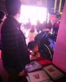 浪漫快闪吃瓜视频,甜蜜吃瓜，一场别开生面的街头盛宴