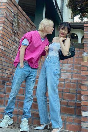 女子结婚踮脚吃瓜视频,意外走红网络