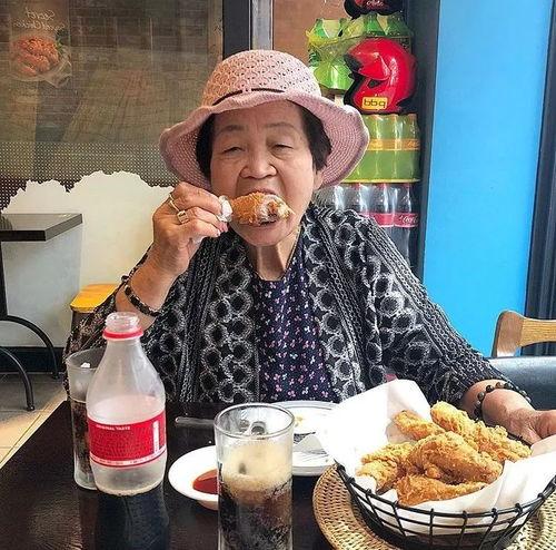 爷爷奶奶吃瓜吃饼的视频,吃瓜品饼乐无边