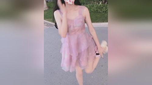 吃冰瓜穿小裙子好吗视频,吃冰瓜穿小裙子，清凉一夏新风尚